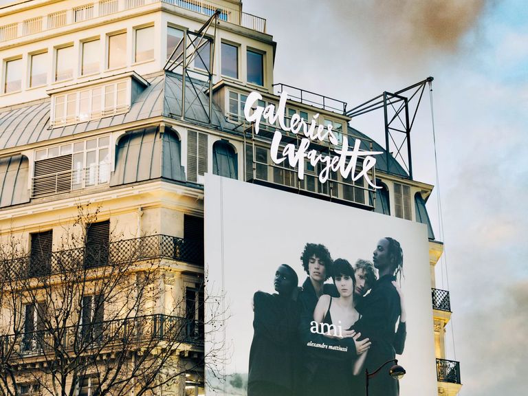 Campagne publicitaire visible sur la façade des Galeries Lafayette à Paris
