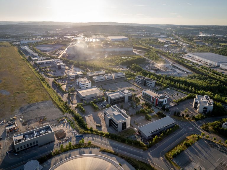 Vue aérienne d'un parc d'activités composé de plusieurs bâtiments reliés par leurs accès
