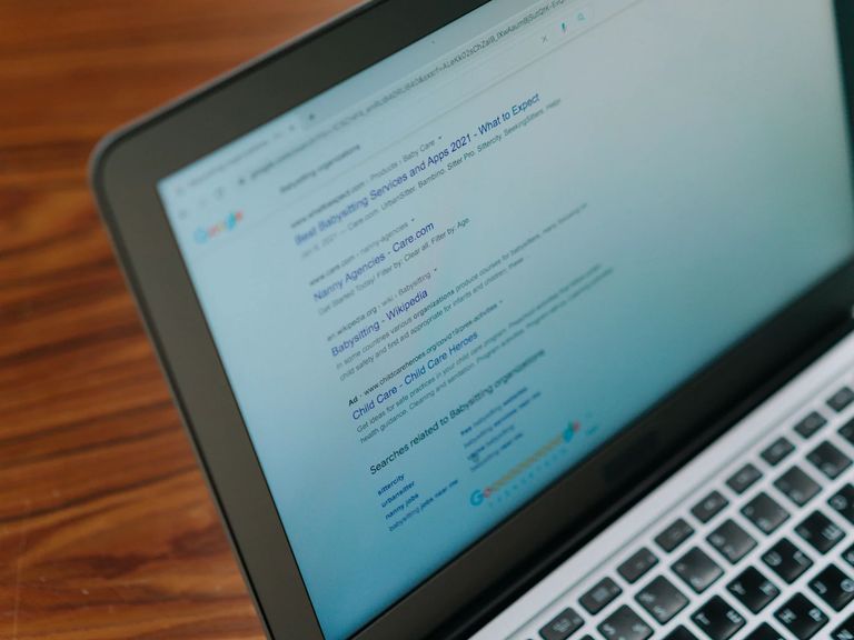 Résultats d'un moteur de recherche affichés sur un ordinateur portable